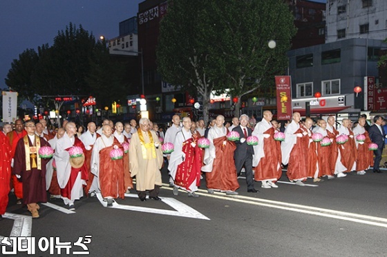 부처님오신날을 일주일 앞둔 7일 저녁 10만 연등행렬에서 총무원장 자승스님, 동국대학교 총장 보광스님, 초청 인사들이 함께하고 있다