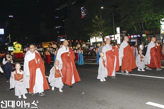 부처님오신날을 일주일 앞둔 7일 저녁 10만 연등행렬에 조계사 스님과 단기출가 동자승들이 함께하고 있다