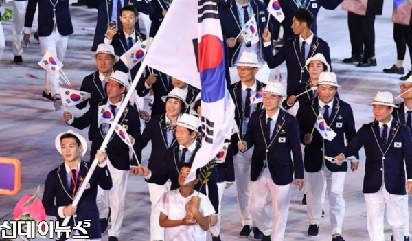 한국 선수단이 52번째 순으로 기수인 펜싱 구본길을 앞세워 입장하고 있다