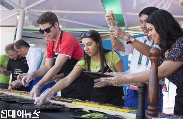 리우 코파카바나 해변에서 현지 시민들이 김밥 퍼포먼스 ‘락셰프’에 직접 참여하여 김밥을 만들어보고 있다.