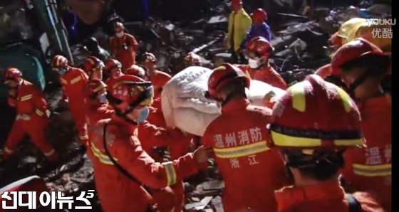 중국 저장성에서 발생한 건물붕괴 현장에서 3살된 아이가 극적으로 구출되고 있다.(유튜브 화면캽쳐)