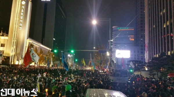 12일 오후 7시10분경 서울시 의회 앞에 모여있는 군중들...[사진 : 김명철 기자]