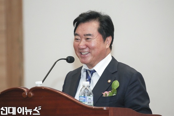 이석현 의원이 13일 국회의원회관에서 열린 4.19혁명을 세계 4대혁명으로 추진하기 위한 대토론회에서 인사말을 하고 있다.