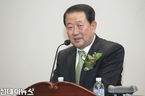 박주선 국회 부의장이 13일 국회의원회관에서 열린 4.19혁명을 세계 4대혁명으로 추진하기 위한 대토론회에서 축사를 하고 있다.