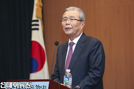 김종인 민주당 전 대표가 8일 국회 헌정기념관에서 열린 한반도평화포럼에서 기조연설을 하고 있다
