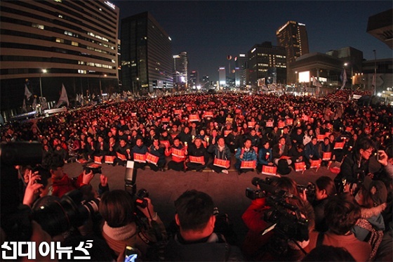 박근혜 대통령 탄핵심판 선고를 앞둔 4일 광화문 광장에서 열린 19차 촛불집회에 더불어민주당 대선 주자들과 추미애 대표, 소속 의원들이 참석해 시민들과 함께 헌법재판소의 탄핵인용을 촉구하고 있다