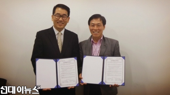 대한민국학생기자단 최문 단장(사진 우측)과 한국교육신문연합회 이희선 사무총장이 업무협약을 체결했다.