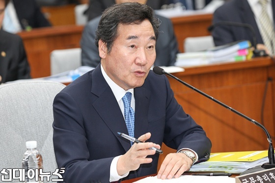 24일 서울 여의도 국회에서 열린 이낙연 국무총리 후보 인사청문회에서 이 후보자가 출석해 의원들의 질의에 답하고 있다. 