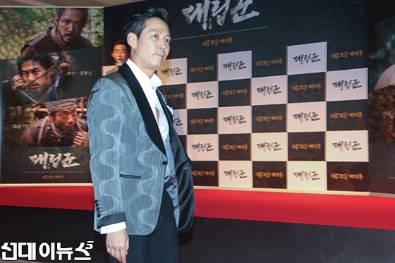 25일 서울 송파구 롯데시네마 월드타워에서 개최된 영화 '대립군' VIP시사회 레드카펫 행사에서 이정재가 레드카펫을 밟고 있다.
