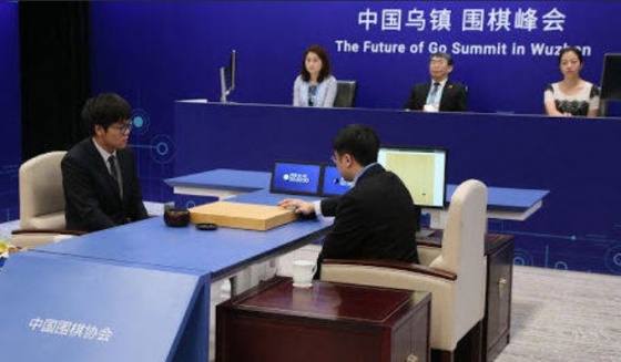 커제 9단이 27일 오전 중국 저장성 우전 인터넷 국제컨벤션센터에서 열린 '바둑의 미래 서밋' 행사에서 구글의 인공지능(AI) 알파고를 상대로 마지막 3국을 두고 있다.