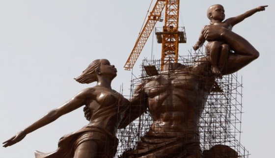 지난 2009년 9월 세네갈 수도 다카르에 독립 50주년을 기념하는 '아프리카 르네상스 기념상'이 세워지고 있다. 북한 만수대창작사가 제작했으며, 세네갈 당국으로부터 2천700만 달러의 건립비용을 받은 것으로 알려졌다.[사진=VOA]