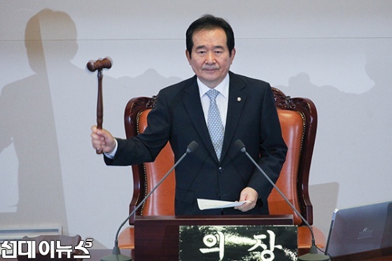 31일 오후 서울 여의도 국회에서 열린 본회의에서 정세균 국회의장이 이낙연 국무총리 후보자 임명동의안을 가결하고 있다. 