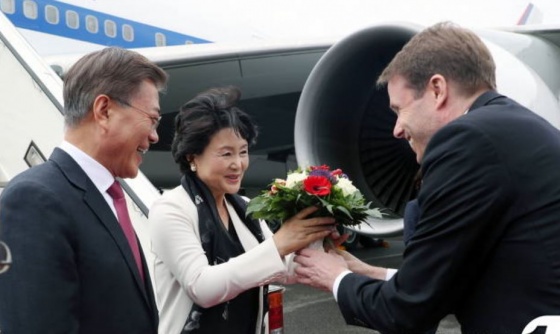 주요 20개국(G20) 정상회의 참석 차 출국한 문재인 대통령과 부인 김정숙 여사가 5일 오전(현지시간) 베를린 테겔 공항에 도착해 환영을 받고 있다.