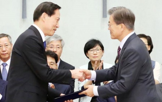 문재인 대통령이 13일 오후 청와대에서 송영무 국방부 장관에게 임명장을 수여하고 있다.