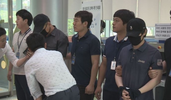 여학생 수십명을 성추행한 혐의로 법원에 출석한 경기도 여주 모 고등학교 교사 2명.
