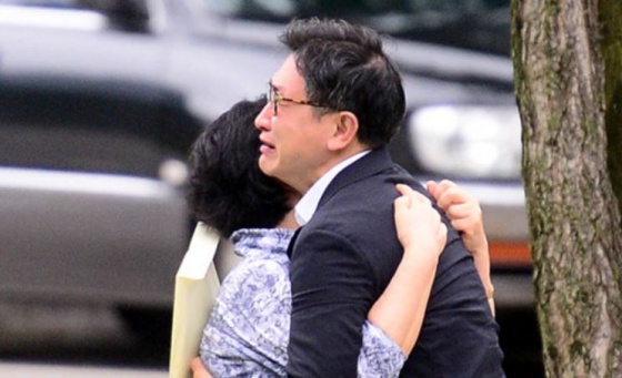 스폰서와 수사 무마 청탁 의혹으로 구속기소된 김형준 전 부장검사가 10일 오전 서울 서초구 서울중앙지방법원에서 집행유예를 선고 받고 법정을 나서며 어머니와 포옹을 하고 있다.