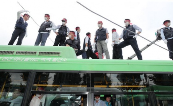 재개발을 둘러싼 갈등을 빚고 있는 송파상운 직원들이 23일 서울 송파구 송파상운 차고지에서 버스에 올라 법원의 인도집행(강제철거)에 반발하고 있다.