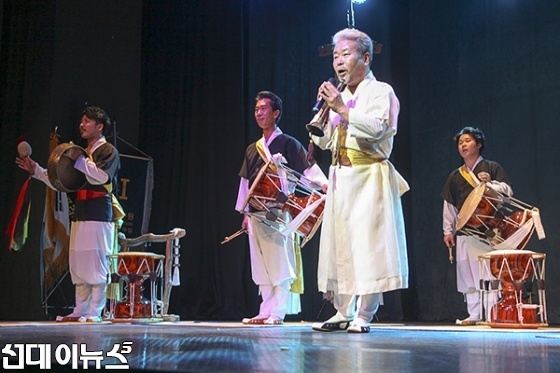 1일 오후 인사아트홀 김덕수 사물놀이 전용극장 개관공연에서 김덕수 명인이 인사말을 하고 있다.