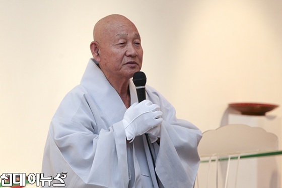 7일 오후 서울 인사동 아라아트센터에서 열린 ‘성파 옻칠도자전’ 개막식에서 성파 스님이 인사말을 하고 있다.