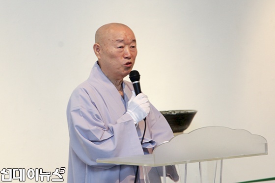 7일 오후 서울 인사동 아라아트센터에서 열린 ‘성파 옻칠도자전’ 개막식에서 불교TV 회주 성우 스님이 축사를 하고 있다.