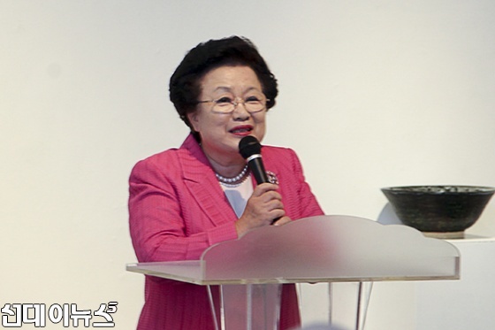 7일 오후 서울 인사동 아라아트센터에서 열린 ‘성파 옻칠도자전’ 개막식에서 이배용 전 이화여자대학교 총장이 축사를 하고 있다.