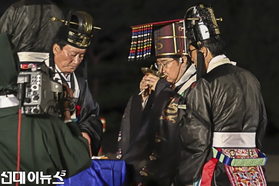 23일 저녁 서울 종로구 사직단에서 거행한 사진대제에서 황사손이 제향을 마치고 음복하고 있다.