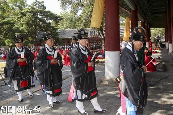 28일 서울 성균관 대성전에서 열린 추기 석전대제에서 제관들이 제례를 진행하기 위해 대선전으로 들어가고 있다.