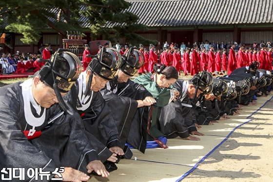 28일 서울 성균관 대성전에서 열린 추기 석전대제에서 제관들이 제례를 진행하고 있다.