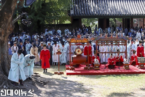 28일 서울 성균관 대성전에서 열린 추기 석전대제에서 유림들이 제례에 참여하고 있다.