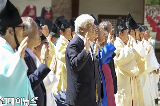 28일 서울 성균관 명륜당에서 열린 공부자탄강일 기념행사에서 유림과 내빈들이 참석하고 있다.