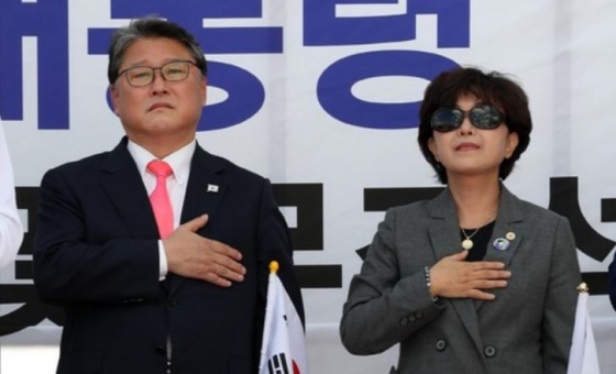 박근혜 전 대통령 석방을 요구하는 태극기 집회가 7일 열렸다. 조원진 대한애국당 공동대표(왼쪽)와 정미홍 더코칭그룹 대표가 국기에 대한 경례를 하고 있다.