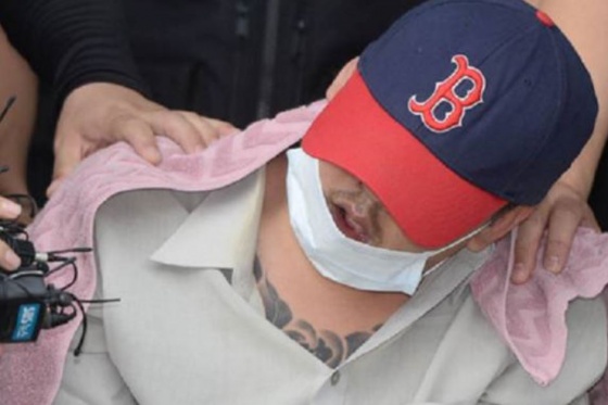 여중생인 딸의 친구를 살해하고 시신을 유기한 혐의를 받고 있는 피의자 이모씨가 지난 8일 오후 서울 중랑경찰서에서 영장실질심사를 받기 위해 서울북부지법으로 이송되고 있다.