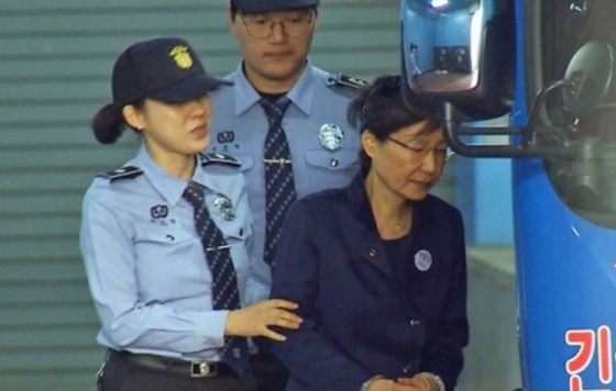 박근혜 전 대통령이 13일 오전 서초구 서울중앙지법에서 열린 속행공판을 마친 뒤 안경을 쓰고 호송차에 오르고 있다. 