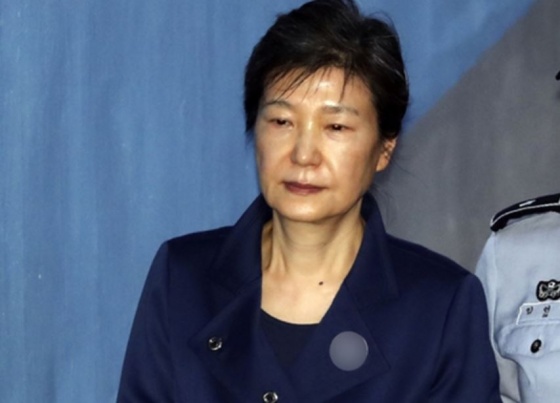 박근혜 전 대통령이 16일 오전 서초구 서율즁앙지법으로 구속 연장 후 처음 연린 80차 공판에 출석하고 있다.