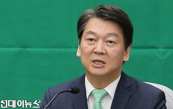 국민의당 안철수(오른쪽) 대표가 16일 오전 서울 여의도 국회에서 열린 제2차 최고위원-국회의원 연석회의에 참석해 모두발언을 하고 있다.