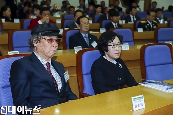 28일 오후 여의도 국회의원회관 소회의실에서 열린 2017 자랑스러운인물대상 시상식 사진작가 김종택이 김삼화 의원과 함께 시상식에 참석하고 있다.